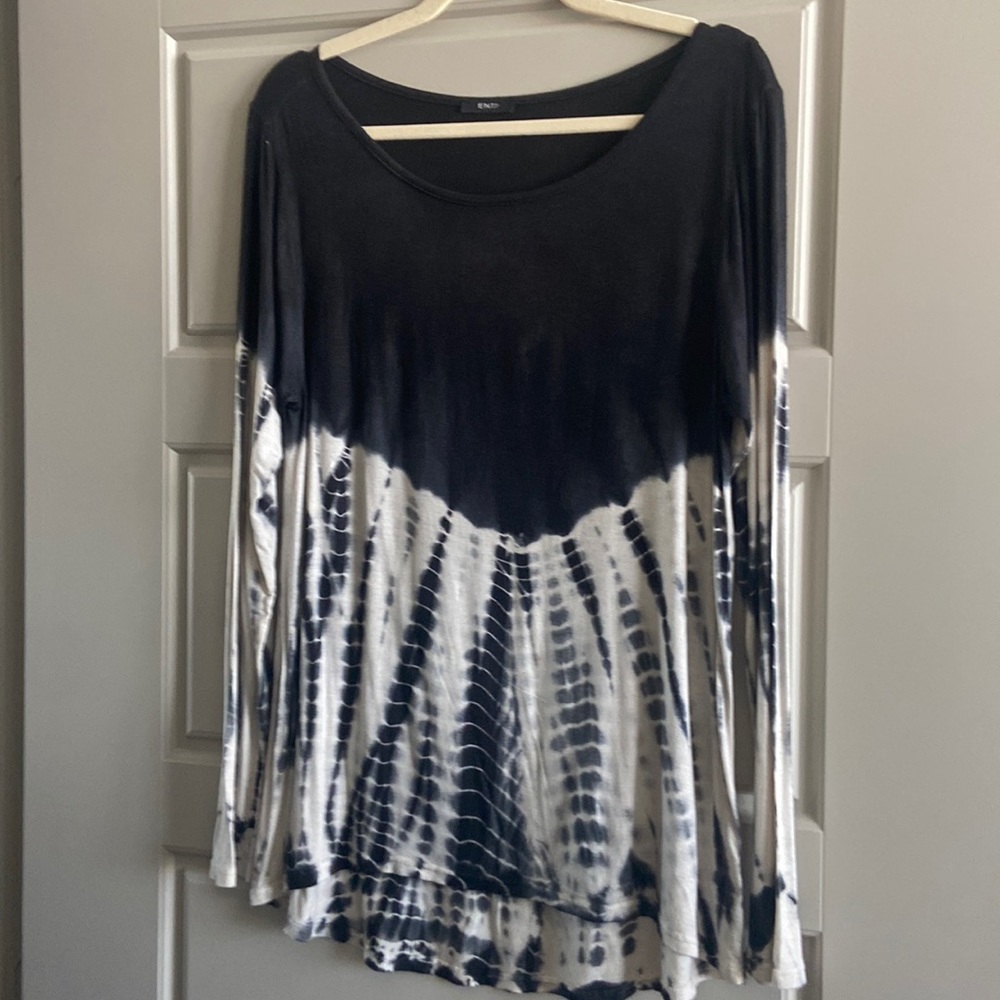 Enti long sleeve black and gray tie dye shirt, size S, gently used.